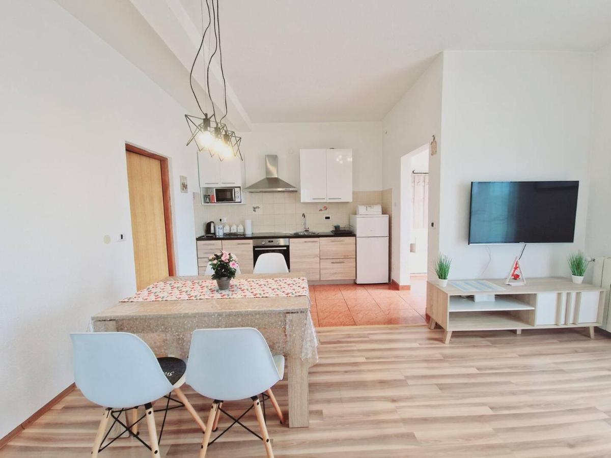 Apartments In Rijeka, Free Parking And Large Terrace, 15Min Drive From The Beach 外观 照片