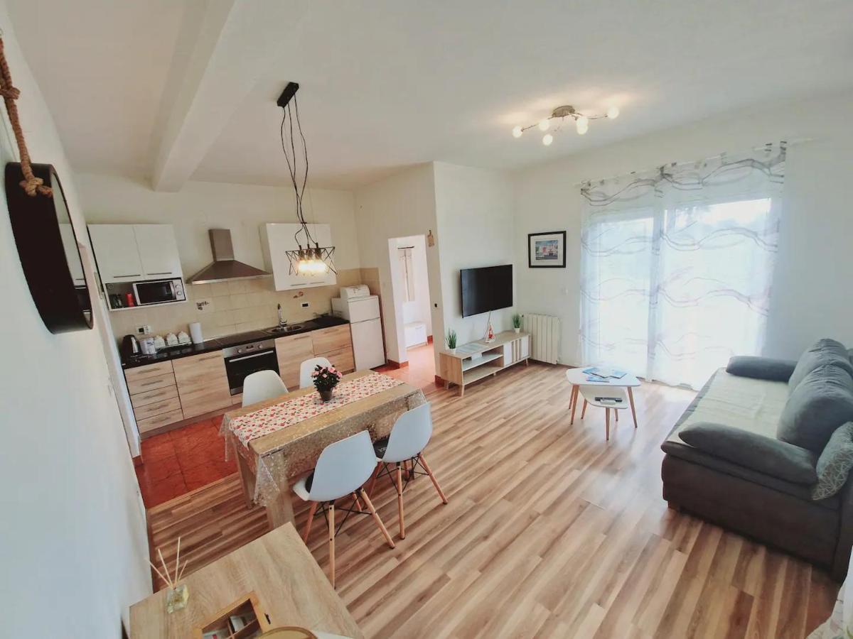 Apartments In Rijeka, Free Parking And Large Terrace, 15Min Drive From The Beach 外观 照片